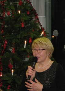 Tuiran palvelukeskuksen johtaja, Irmeli Roininen toivotti Ikäihmisten olohuoneen ja illan avajaisvieraat tervetulleiksi 