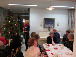 Projektipäällikkö, Hannele Huovinen toivotti illan vieraat lämpimästi tervetulleiksi mukaan Ikäihmisten olohuoneen toimintaan 