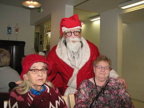 Syrjäytymisvaarassa oleva joulupukki tervehti olohuoneen rouvia