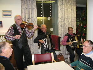 Suomen Rytmimusiikin Ystävien Rytmitontut viihdyttivät ja laulattivat vieraita